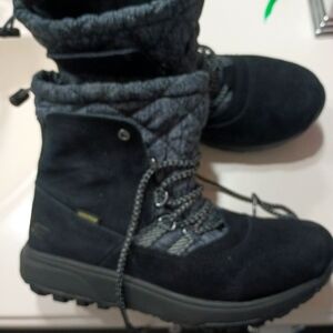 Women's Sketchers on the go boots size 8